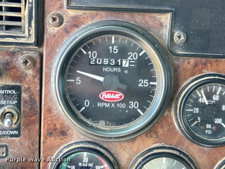 image for item OF9915 2006 Peterbilt 335 roll-off container truck