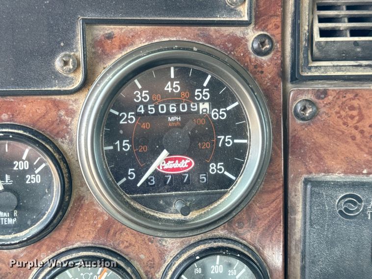 image for item OF9915 2006 Peterbilt 335 roll-off container truck