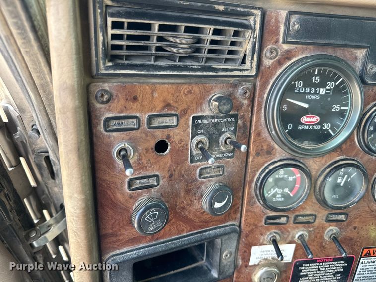 image for item OF9915 2006 Peterbilt 335 roll-off container truck