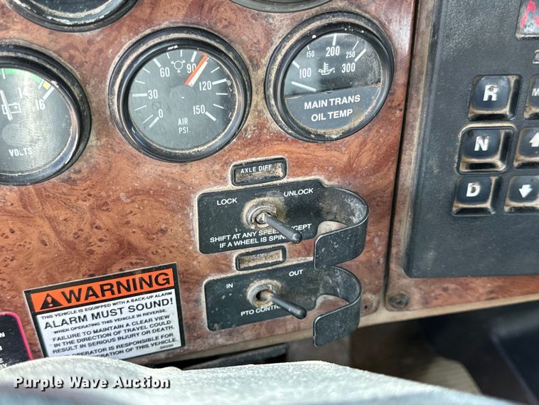 image for item OF9915 2006 Peterbilt 335 roll-off container truck