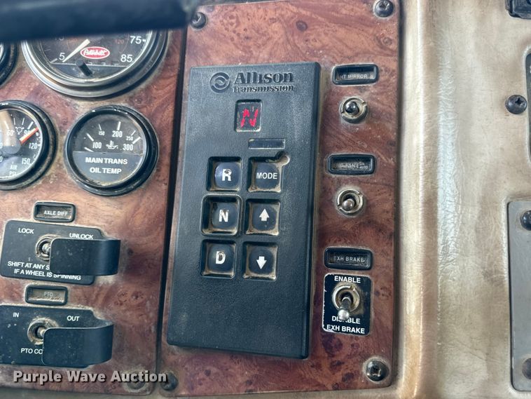 image for item OF9915 2006 Peterbilt 335 roll-off container truck