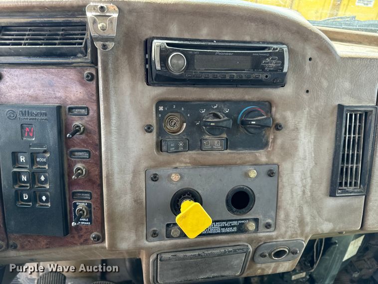 image for item OF9915 2006 Peterbilt 335 roll-off container truck