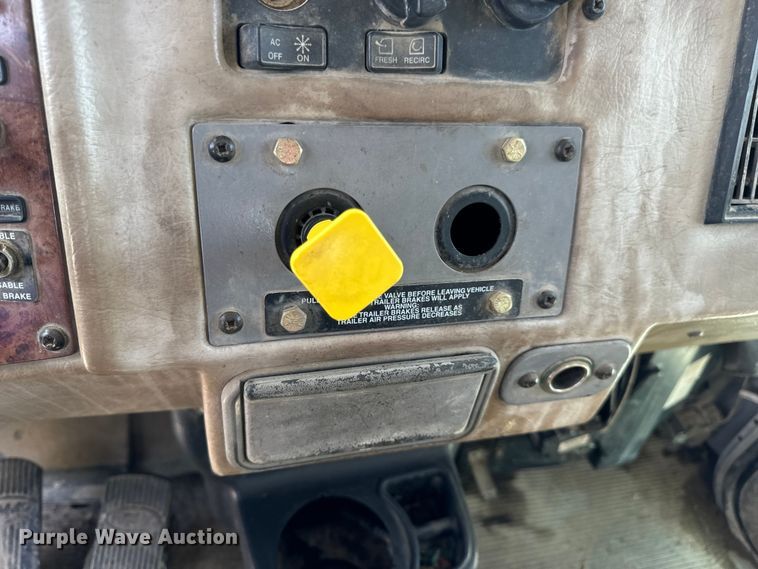 image for item OF9915 2006 Peterbilt 335 roll-off container truck