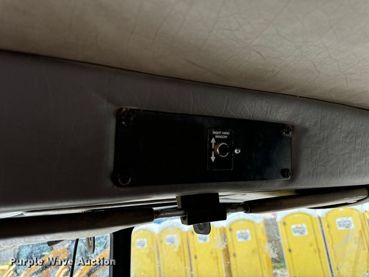 image for item OF9915 2006 Peterbilt 335 roll-off container truck