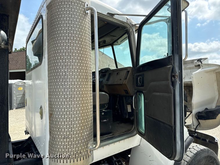 image for item OF9915 2006 Peterbilt 335 roll-off container truck