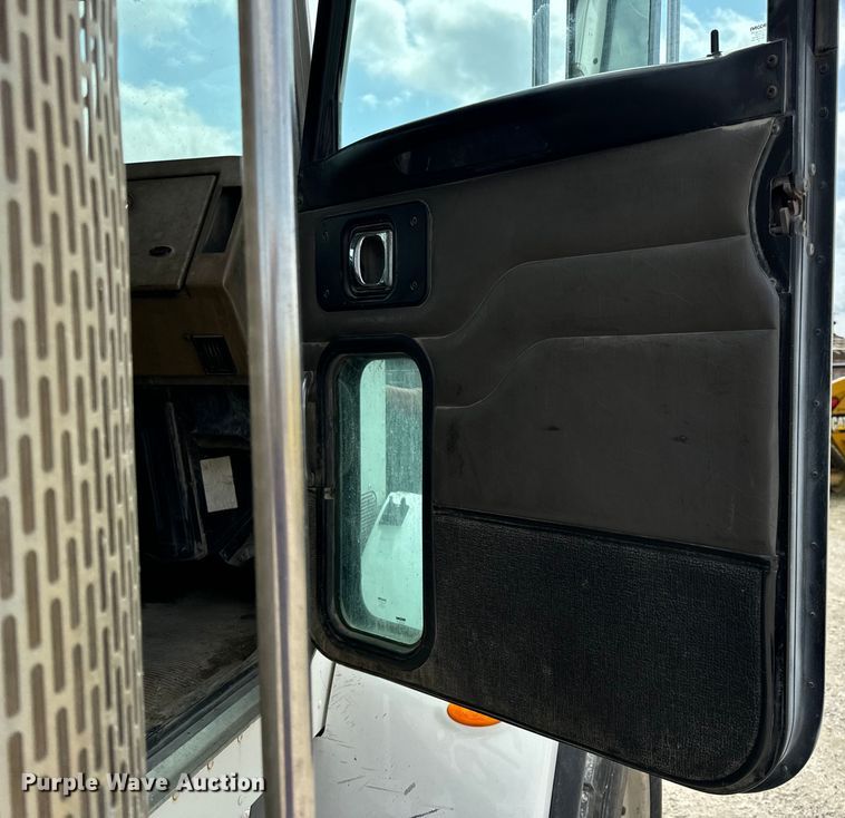 image for item OF9915 2006 Peterbilt 335 roll-off container truck