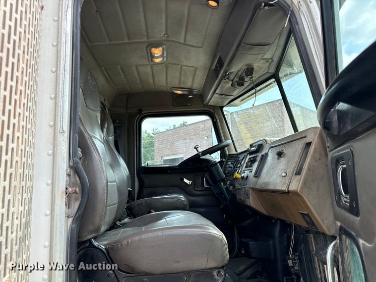 image for item OF9915 2006 Peterbilt 335 roll-off container truck