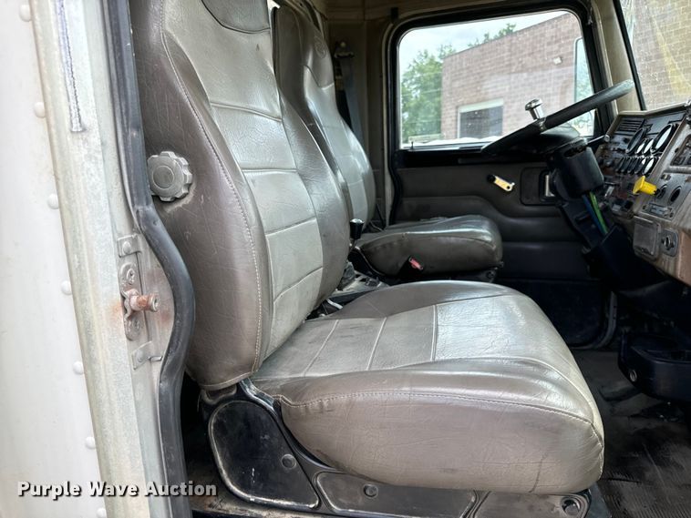 image for item OF9915 2006 Peterbilt 335 roll-off container truck