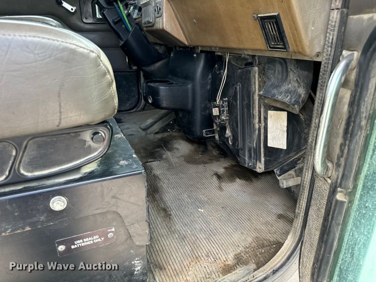 image for item OF9915 2006 Peterbilt 335 roll-off container truck