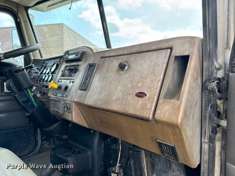 image for item OF9915 2006 Peterbilt 335 roll-off container truck