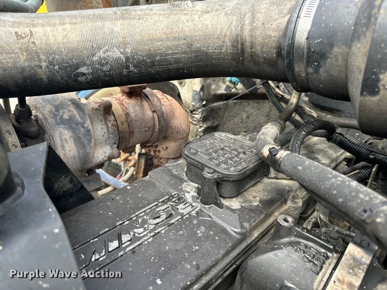 image for item OF9915 2006 Peterbilt 335 roll-off container truck