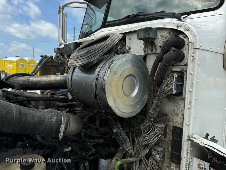 image for item OF9915 2006 Peterbilt 335 roll-off container truck