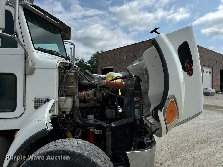 image for item OF9915 2006 Peterbilt 335 roll-off container truck