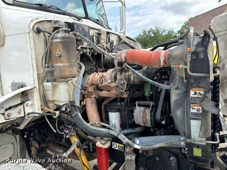 image for item OF9915 2006 Peterbilt 335 roll-off container truck