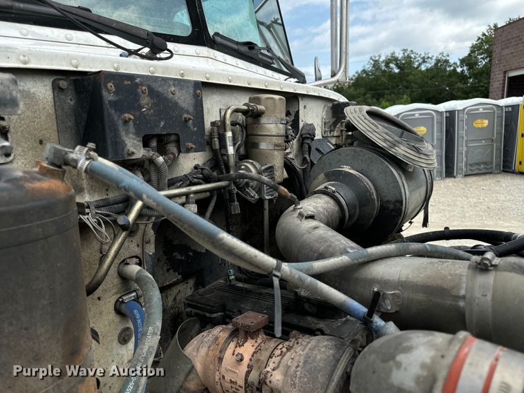 image for item OF9915 2006 Peterbilt 335 roll-off container truck