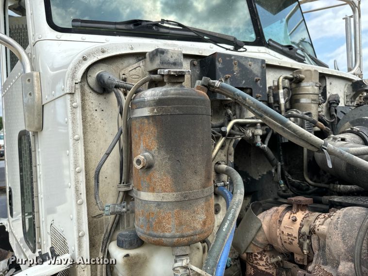 image for item OF9915 2006 Peterbilt 335 roll-off container truck