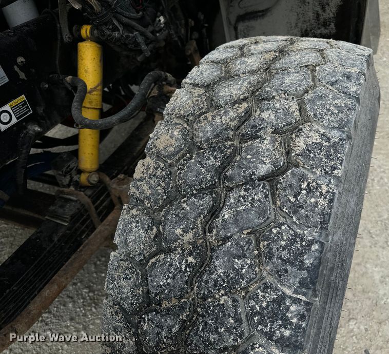 image for item OF9915 2006 Peterbilt 335 roll-off container truck