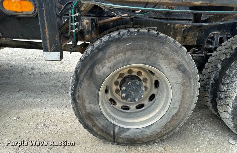 image for item OF9915 2006 Peterbilt 335 roll-off container truck