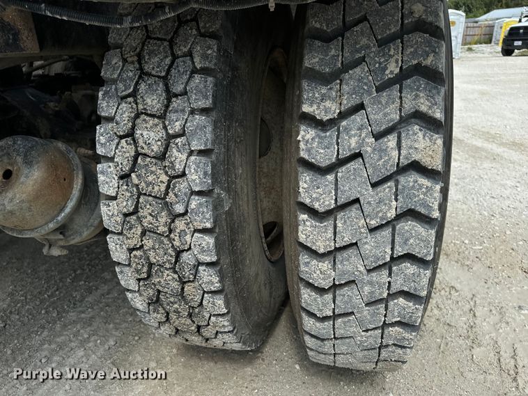 image for item OF9915 2006 Peterbilt 335 roll-off container truck