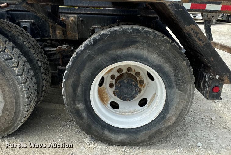 image for item OF9915 2006 Peterbilt 335 roll-off container truck