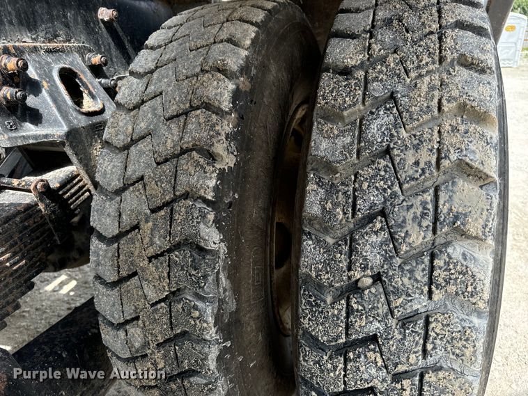 image for item OF9915 2006 Peterbilt 335 roll-off container truck