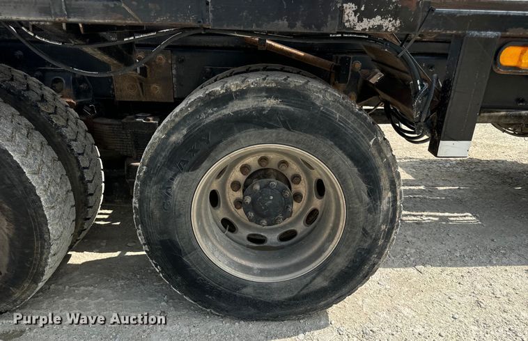 image for item OF9915 2006 Peterbilt 335 roll-off container truck