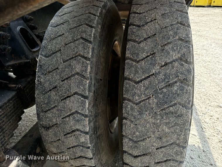 image for item OF9915 2006 Peterbilt 335 roll-off container truck