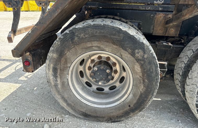 image for item OF9915 2006 Peterbilt 335 roll-off container truck