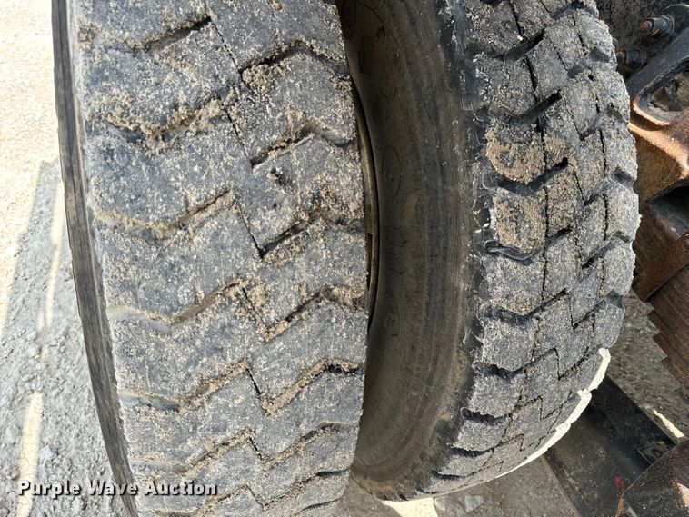 image for item OF9915 2006 Peterbilt 335 roll-off container truck