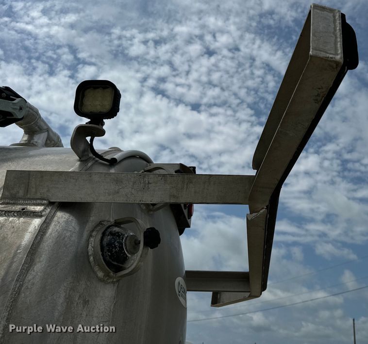 image for item OF9916 2015 Dodge Ram 5500HD vacuum truck