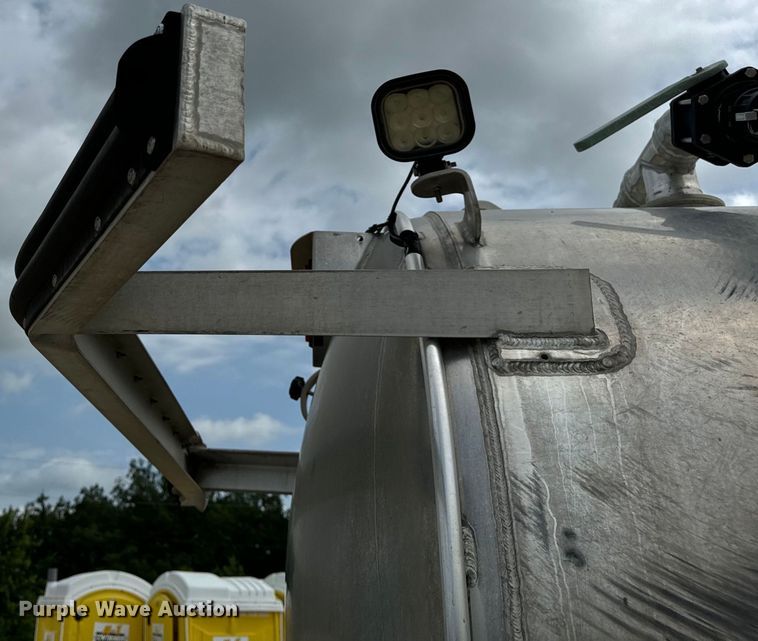 image for item OF9916 2015 Dodge Ram 5500HD vacuum truck