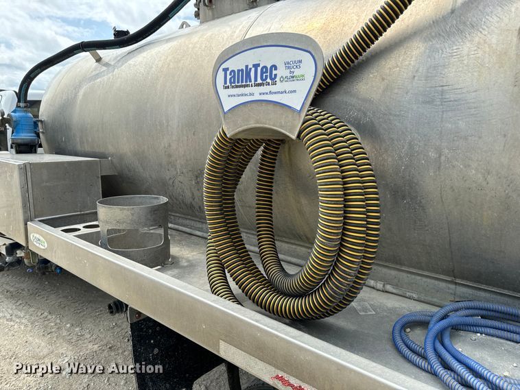 image for item OF9916 2015 Dodge Ram 5500HD vacuum truck