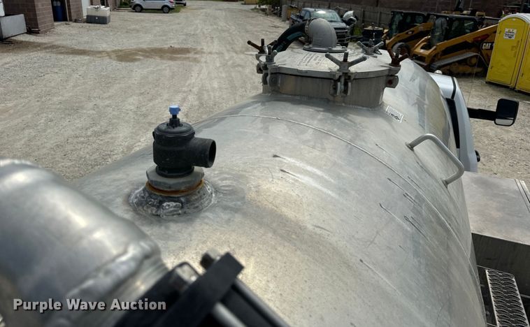 image for item OF9916 2015 Dodge Ram 5500HD vacuum truck