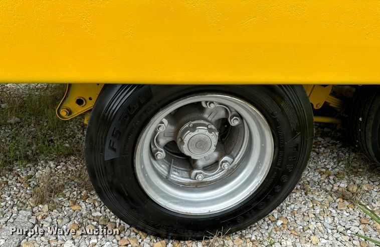 image for item OF9918 1990 Eager Beaver 15TXL tilt deck equipment trailer