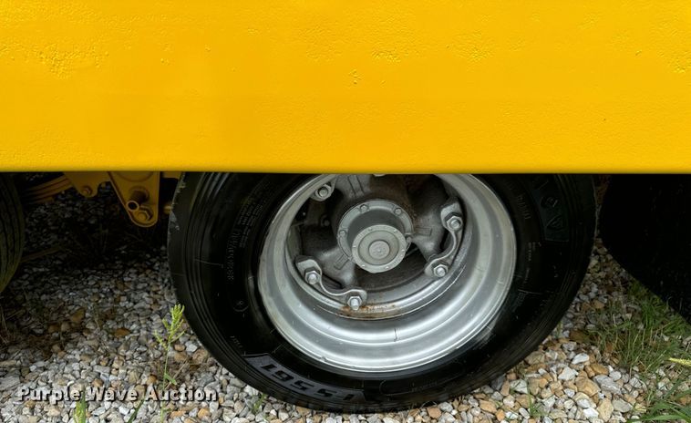 image for item OF9918 1990 Eager Beaver 15TXL tilt deck equipment trailer