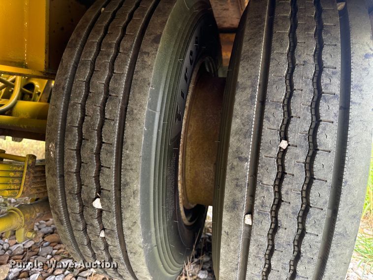 image for item OF9918 1990 Eager Beaver 15TXL tilt deck equipment trailer