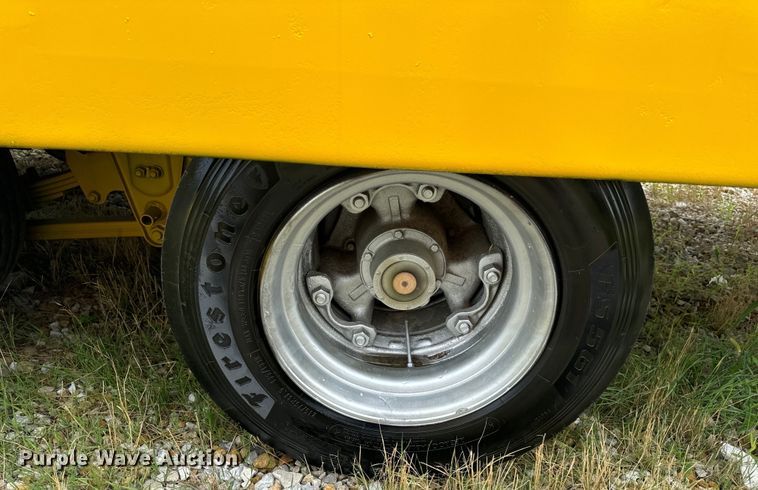 image for item OF9918 1990 Eager Beaver 15TXL tilt deck equipment trailer