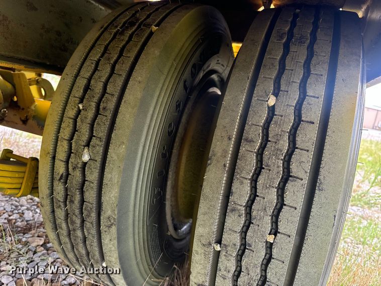 image for item OF9918 1990 Eager Beaver 15TXL tilt deck equipment trailer