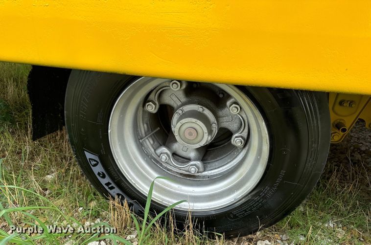 image for item OF9918 1990 Eager Beaver 15TXL tilt deck equipment trailer