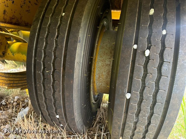 image for item OF9918 1990 Eager Beaver 15TXL tilt deck equipment trailer