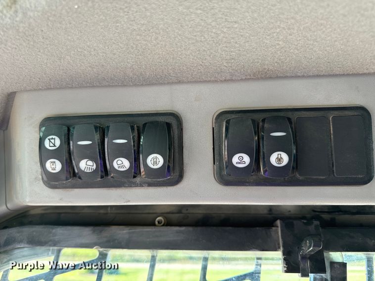 image for item OF9923 2017 Caterpillar  299D2 XHP tracked skid steer loader