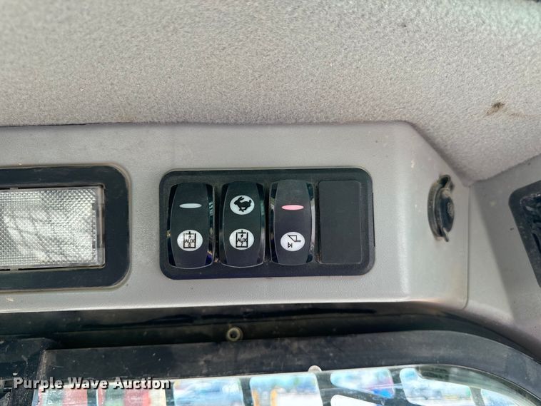 image for item OF9923 2017 Caterpillar  299D2 XHP tracked skid steer loader