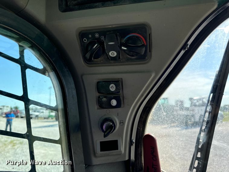 image for item OF9923 2017 Caterpillar  299D2 XHP tracked skid steer loader