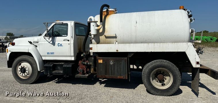 image for item OG9620 1994 Ford F700  vacuum truck
