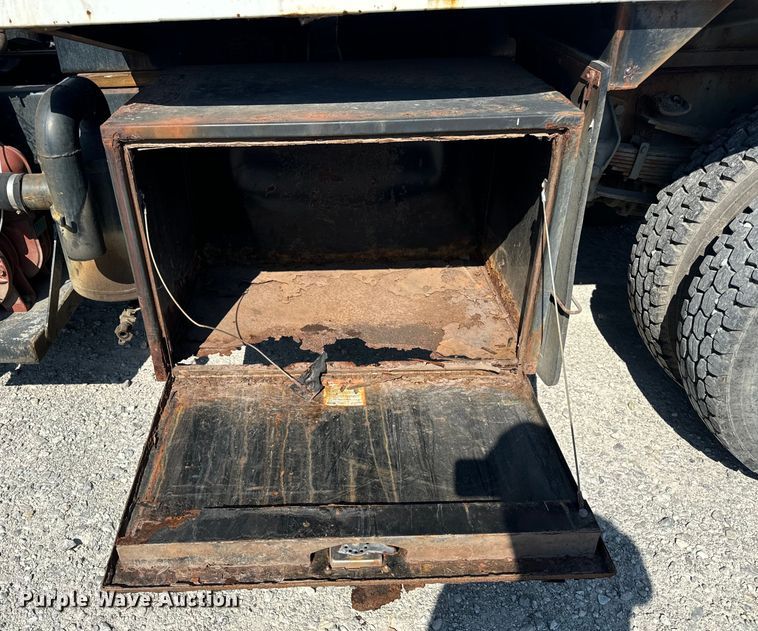 image for item OG9620 1994 Ford F700  vacuum truck