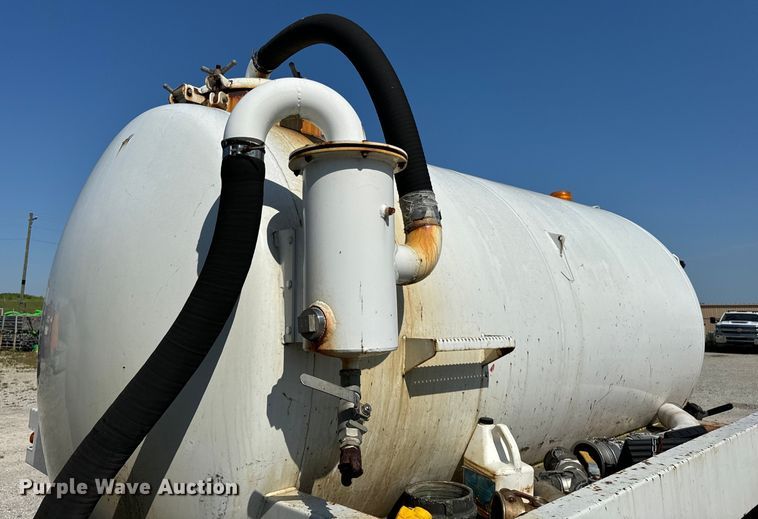 image for item OG9620 1994 Ford F700  vacuum truck