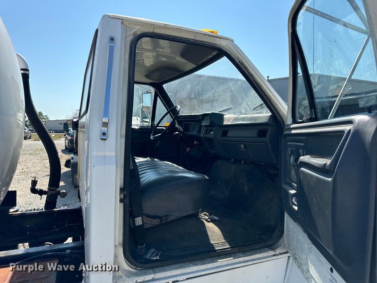 image for item OG9620 1994 Ford F700  vacuum truck