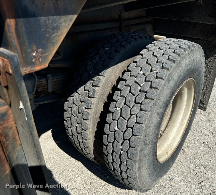 image for item OG9620 1994 Ford F700  vacuum truck