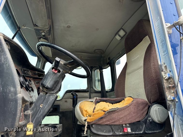 image for item OG9622 2001 Kenworth  T800 ready mix truck