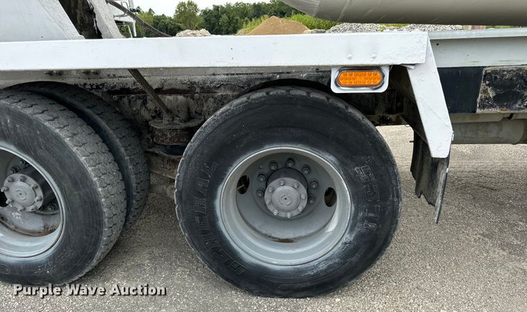 image for item OG9622 2001 Kenworth  T800 ready mix truck